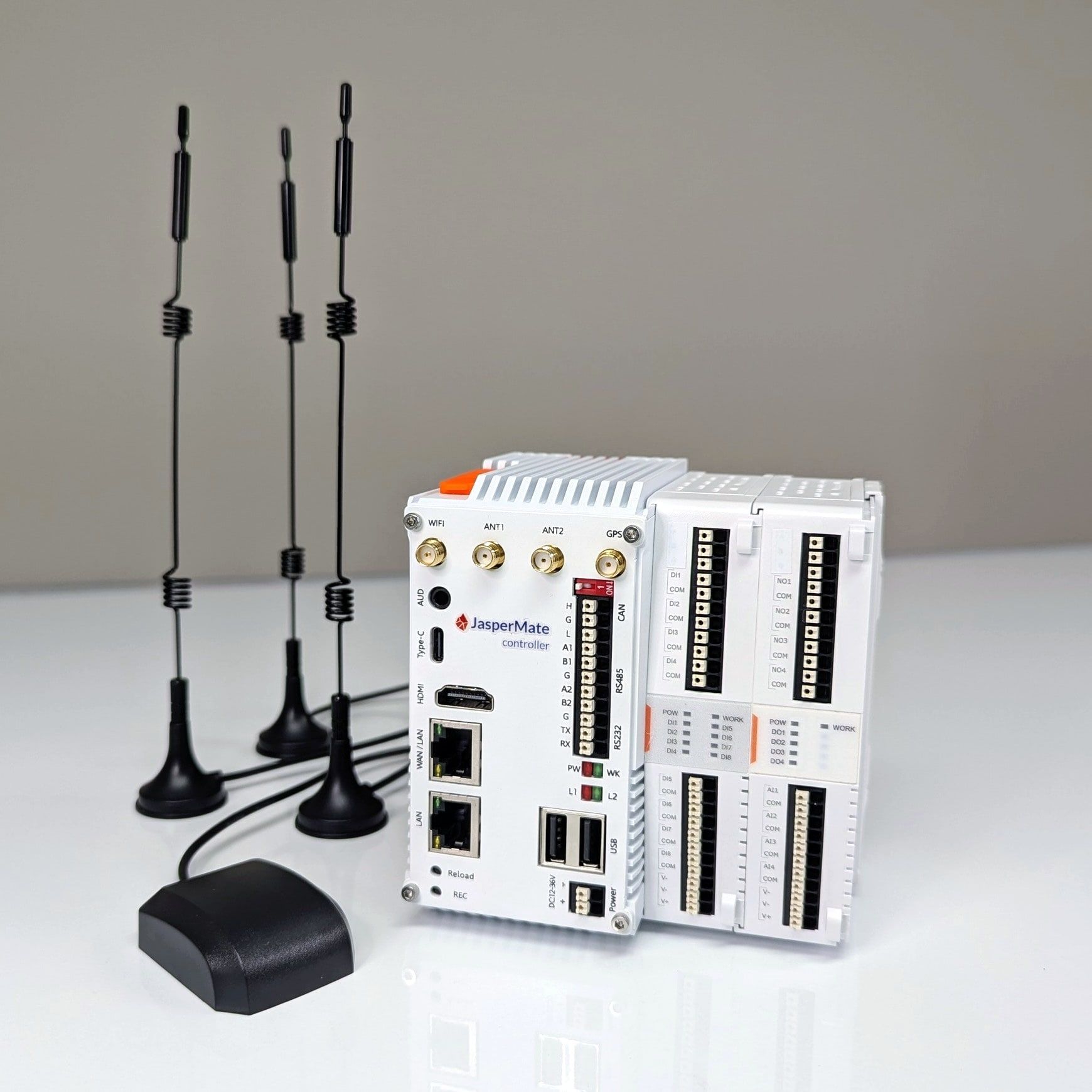 A JasperMate with its onboard I/O, beside its Wi-Fi, two 4G and GPS antennas